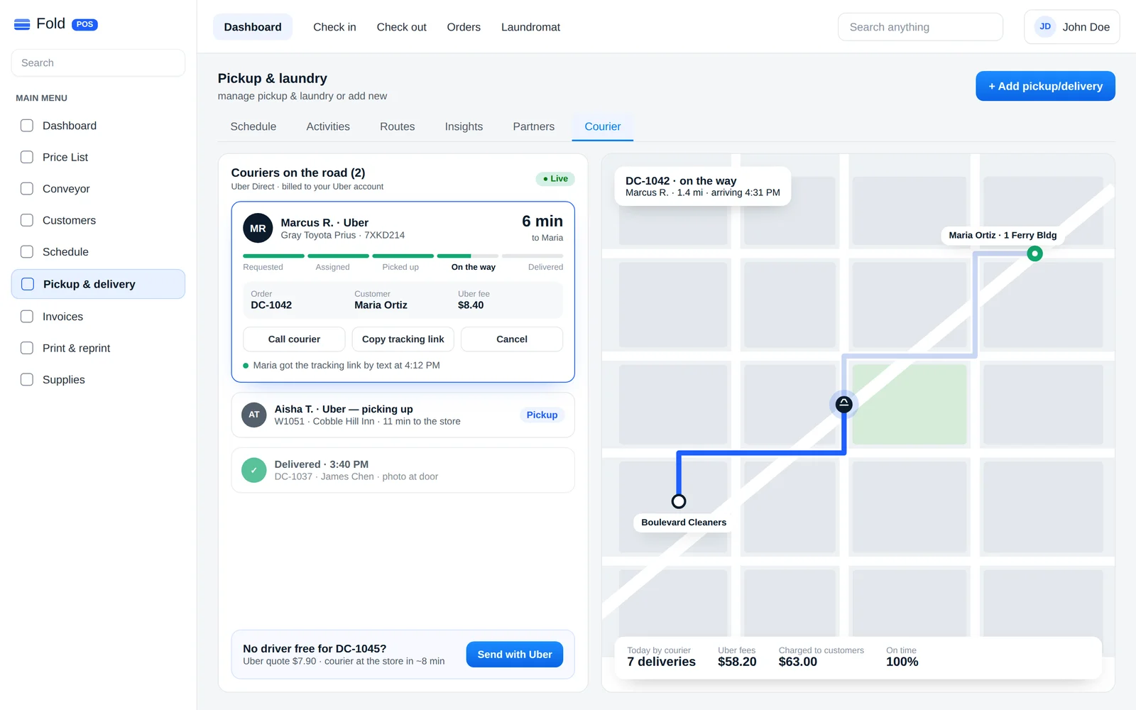 Pestaña Mensajería de Fold POS: mensajeros de Uber Direct en camino con el pedido y el estado de cada uno, y un botón para enviar con Uber un pedido sin repartidor libre.